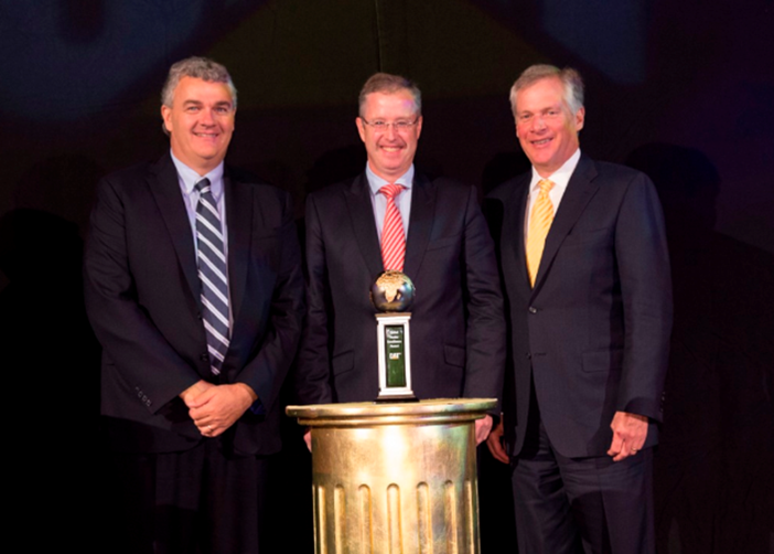 Con el premio (de izquierda a derecha): Rob Charter (Presidente del grupo Caterpillar), Clive Thomson; y Doug Oberhelman (presidente de la junta directiva y CEO de Caterpillar)